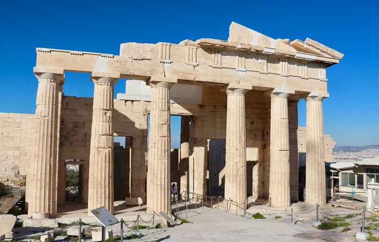 Основу центральной части Пропилей составляют шесть дорических колонн