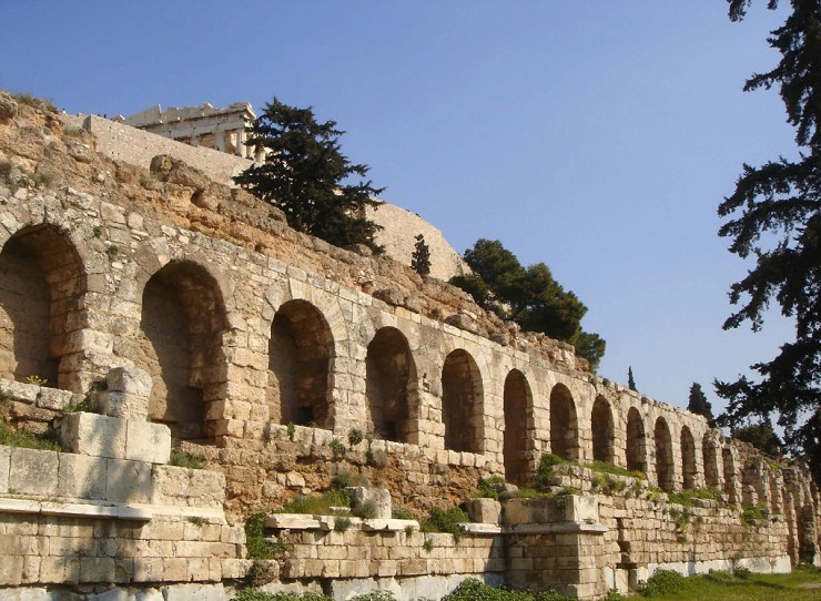 Стоа Эвмена II (колонный портик) находится между Асклепионом, одеоном Герода Аттика и театром Диониса