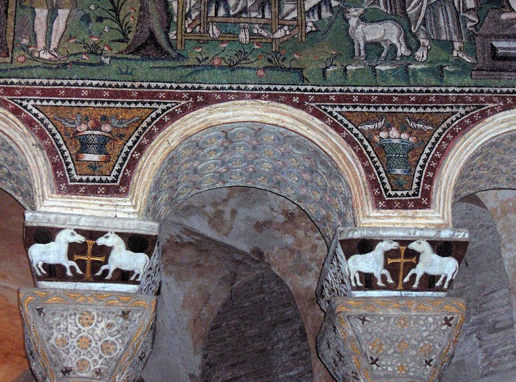 Капители колонн. Интерьер церкви Сан-Витале в Равенне. Италия
