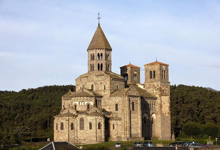 Церковь Богоматери в Сен-Нектер. Овернь. Франция