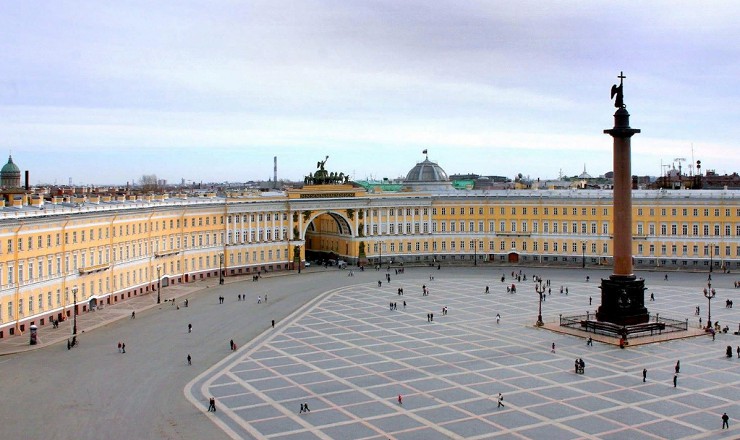 Дворцовая площадь в Санкт-Петербурге, вид на здание Генштаба. Россия