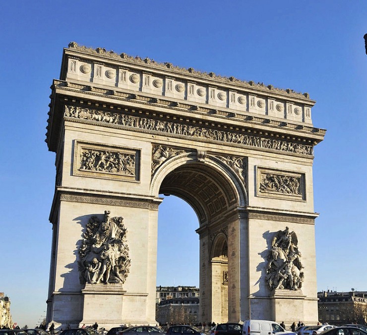 Триумфальная арка на площади Звезды (площади Этуаль) в Париже. Франция