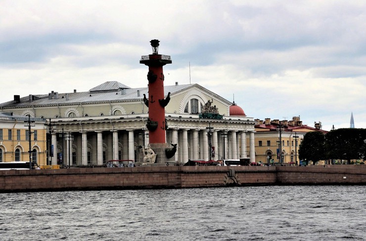 Здание Биржи и Ростральные колонны на стрелке Васильевского острова в Санкт-Петербурге. Россия