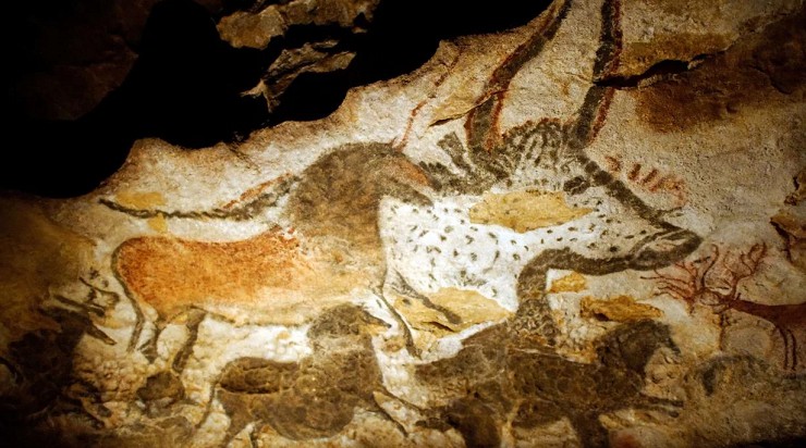 Изображения гигантских фигур встречают посетителей прямо у входа в пещеру