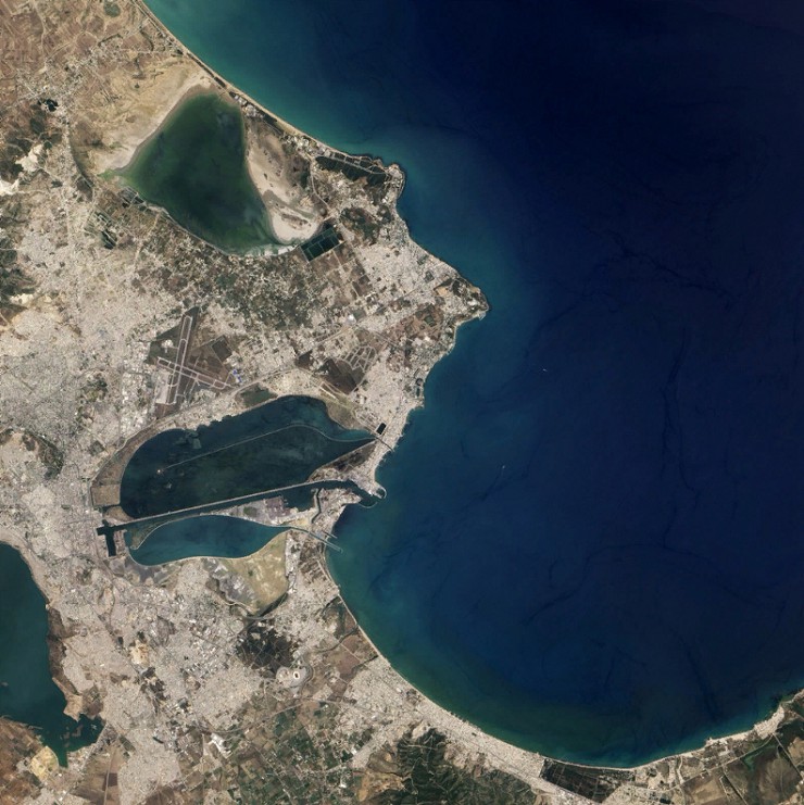 Тунисский залив, побережье Карфагена и бухта древнего города. Современный спутниковый снимок