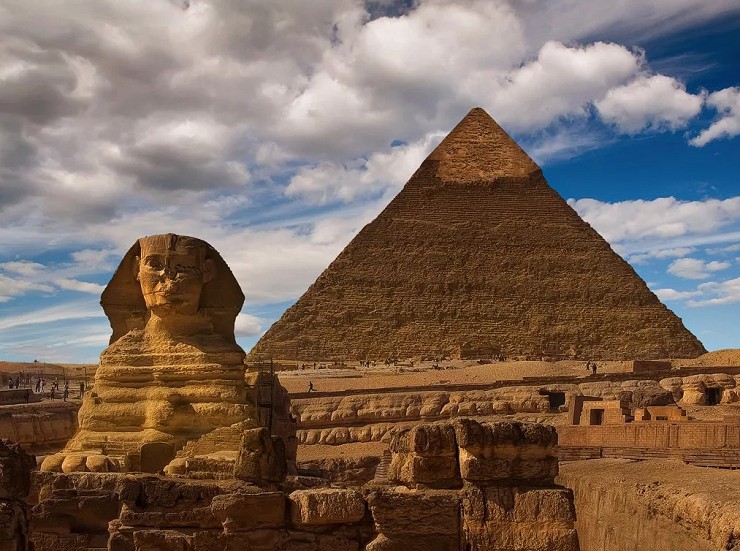 Сфинкс на фоне пирамиды Хефрена