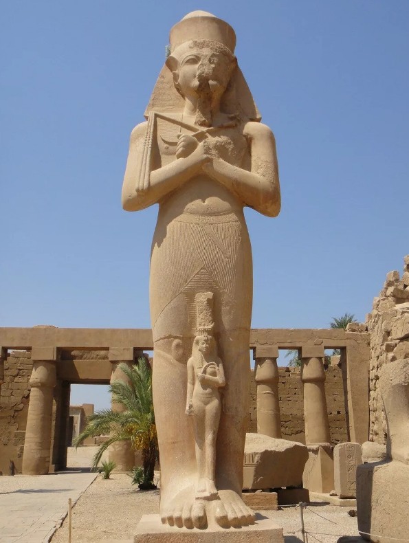Статуя Рамзеса II в Карнаке