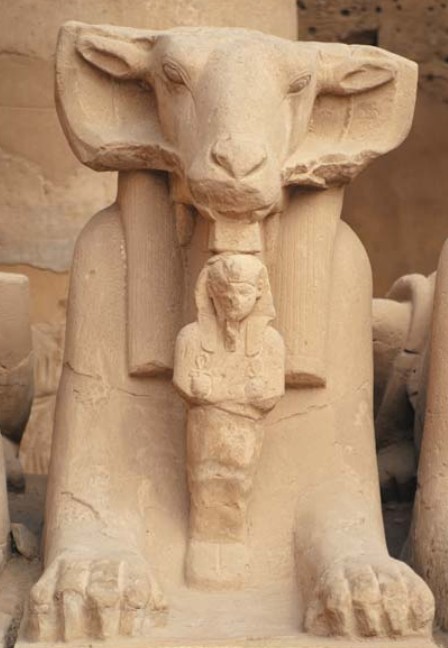 Амон-Ра часто изображался в виде овна. Статуя из Карнакского храма