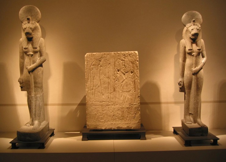 Статуи львиноголовой богини Сехмет, найденные в Карнаке, сейчас находятся в Египетском музее Берлина