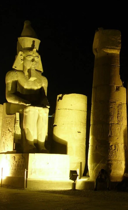 Фрагмент Луксорского храма в огнях ночной подсветки