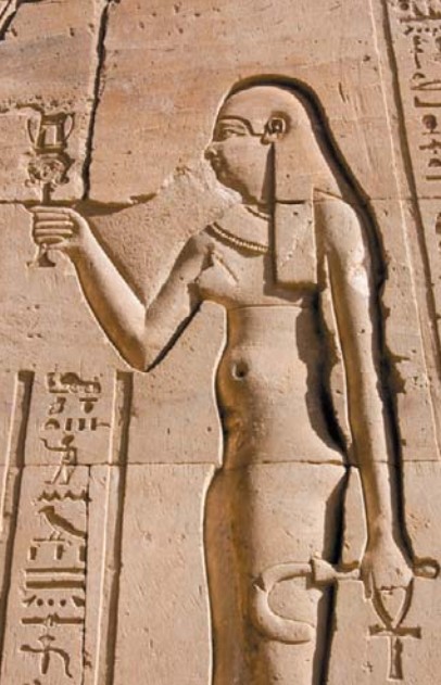Клеопатра. Рельеф на стене храма в Эдфу