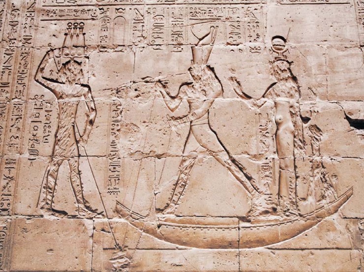 Барельефные изображения египетских богов и иероглифов
