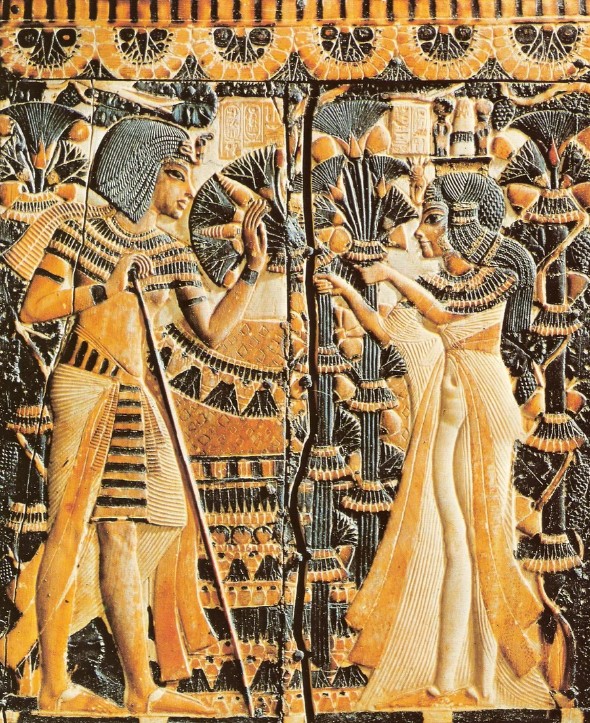 Влюбленные в саду. Тутанхамон и Анхесенамон. Резная крышка ларца из гробницы Тутанхамона