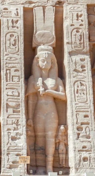 Изображение царицы Нефертари в облике богини Хатхор на фасаде храма
