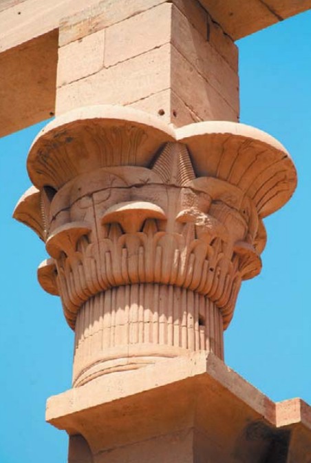 Капитель колонны в виде цветущего папируса