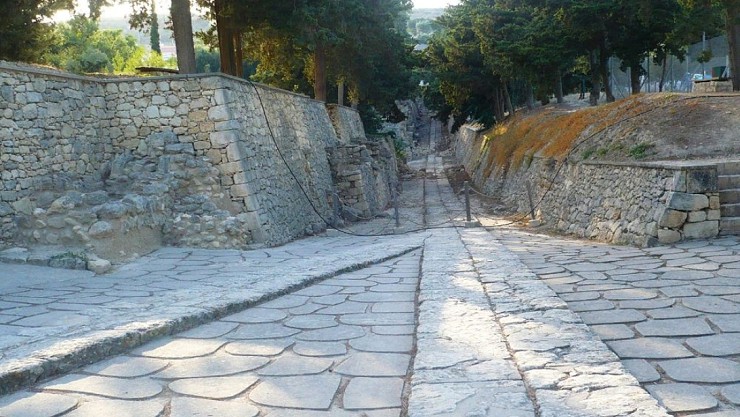 Самая древняя мощеная дорога Европы, которая вела ко дворцу