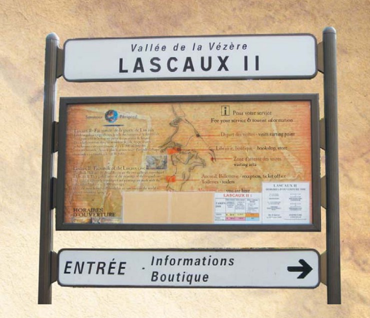Информационная доска перед пещерой Ласко II, созданной для посещения туристов