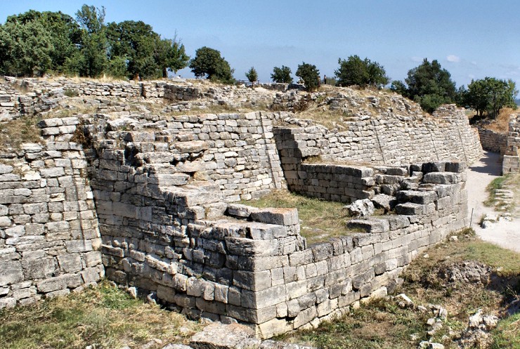 Руины легендарной Трои на холме Гиссарлык, слой Троя VII
