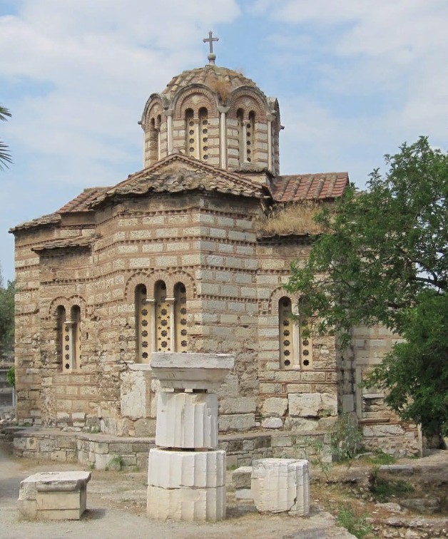 Церковь Всех Святых X в. на фоне развалин дорических колонн. Район Афинской агоры