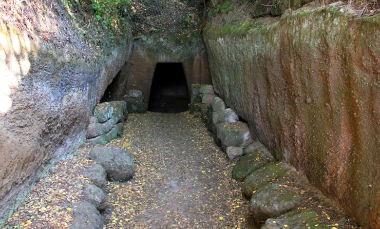 Многие этрусские гробницы были вырезаны прямо в скале