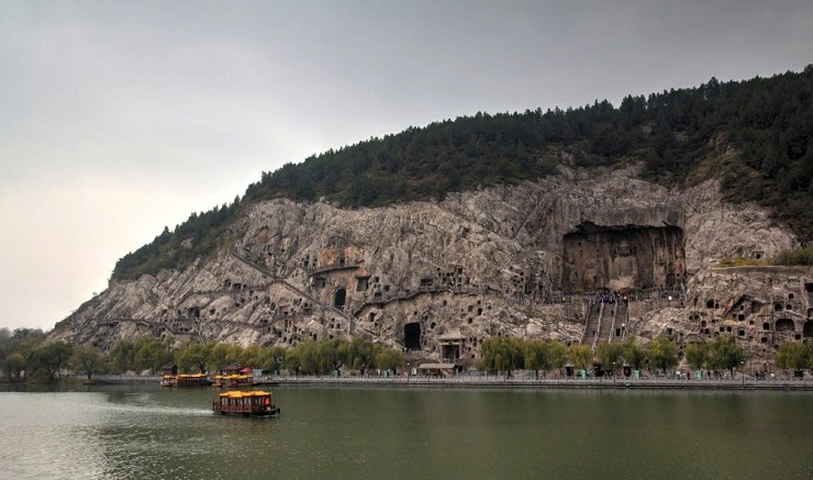 Bид на пещеры Лунмэнь и протекающую здесь реку Ишуйхэ