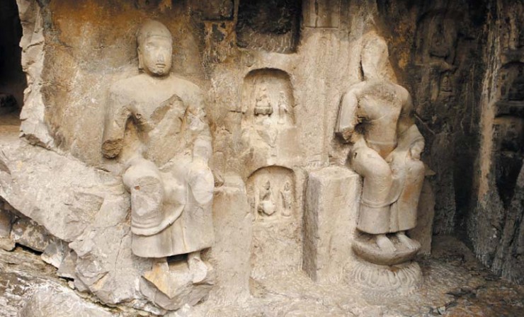 Одни из самых ранних изображений Будд в Лунмэне
