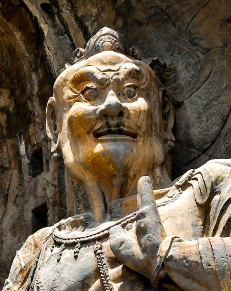 Буддистская скульптура эпохи Тан из грота Фэнсянь-сы