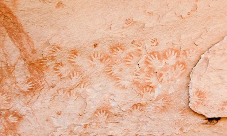 Отпечатки ладоней анасази в Белом каньоне. Штат Юта, США
