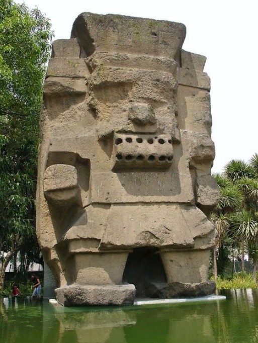 Статуя Тлалока, бога воды, из Теотиуакана. Перед входом в Национальный музей антропологии, г. Мехико