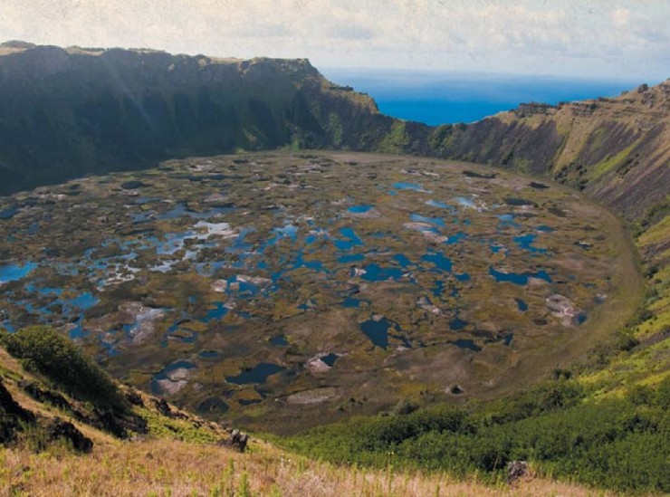 Пресноводное озеро в кратере вулкана Нано Нау