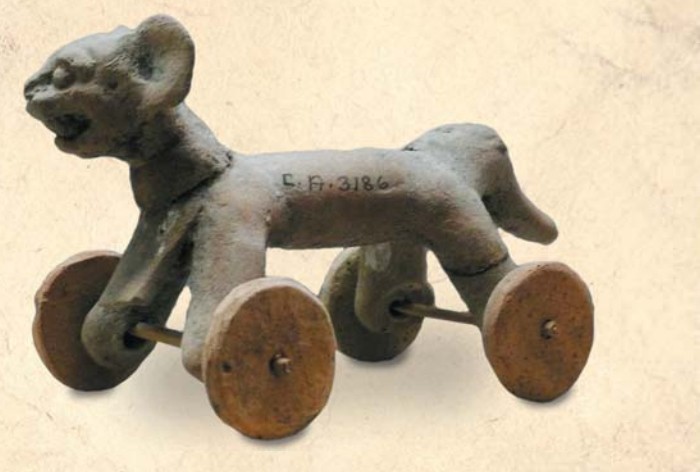 Детская игрушка на колесах. Музей антропологии, г. Халапа