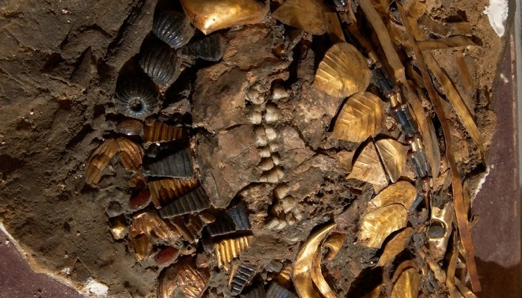 Череп, обмотанный золотыми украшениями из царских гробниц шумеров в Уре