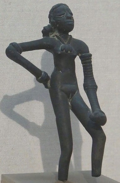 «Танцующая девушка» — статуэтка (11 см). Найдена в Мохенджо-Даро, ныне находится в Делийском музее