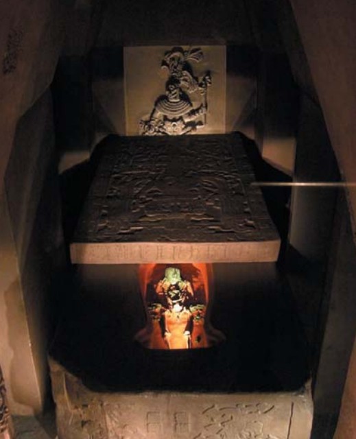 Копия саркофага Пакаля. На крышке изображен спуск правителя в подземный мир. Национальный музей антропологии, г. Мехико