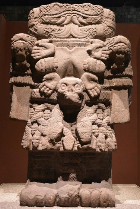 Статуя Коатликуэ, богини земли и смерти, матери Уицилопочтли. Национальный музей антропологии, г. Мехико