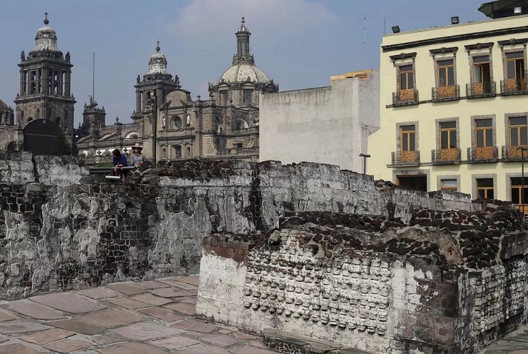 Цомпантли на фоне современного Мехико