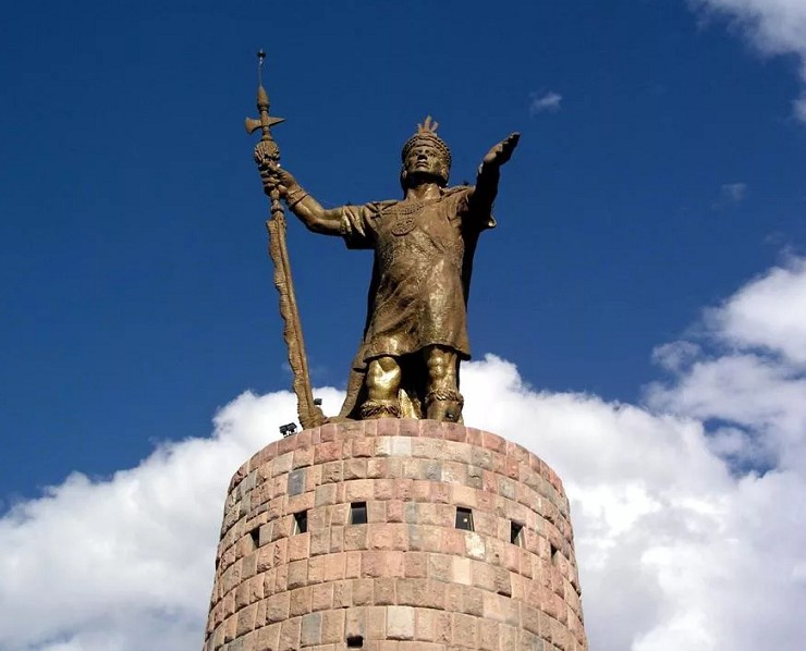 Солнечный памятник Атауальпе в Нуско