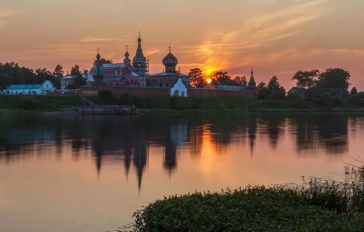 Никольский мужской монастырь на берегу реки Волхов