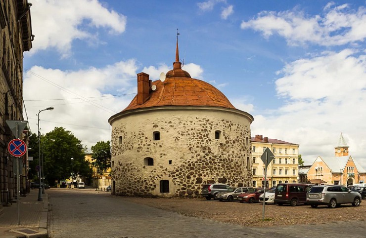 Средневековая каменная артиллерийская башня на Рыночной площади в историческом центре Выборга. Построена в 1547–1550 гг. инженером-фортификатором Гансом Бергеном