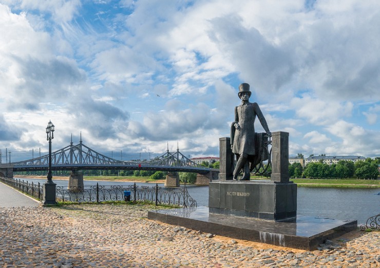 Памятник А.С. Пушкину на набережной и Староволжский мост 
