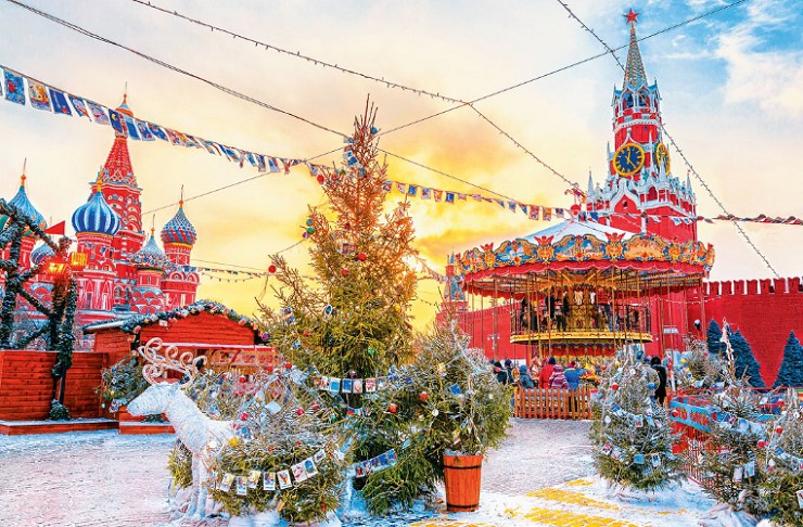 Собор Василия Блаженного и Спасская башня Кремля на Красной площади во время новогодних и рождественских праздников 