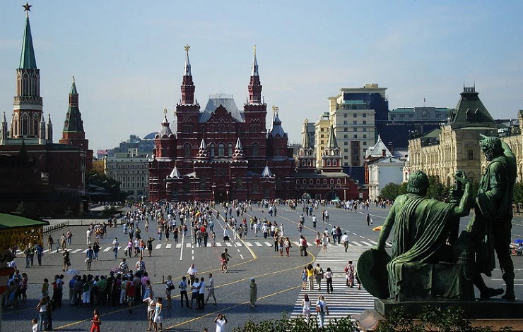 Вид на Красную площадь от памятника Минину и Пожарскому