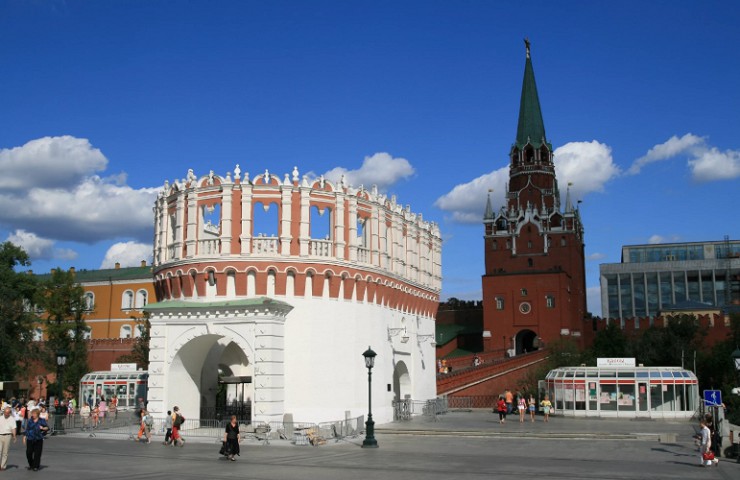 Кутафья (Предмостная) башня-стрельница напротив самой высокой (80,1 м) башни Кремля, Троицкой 