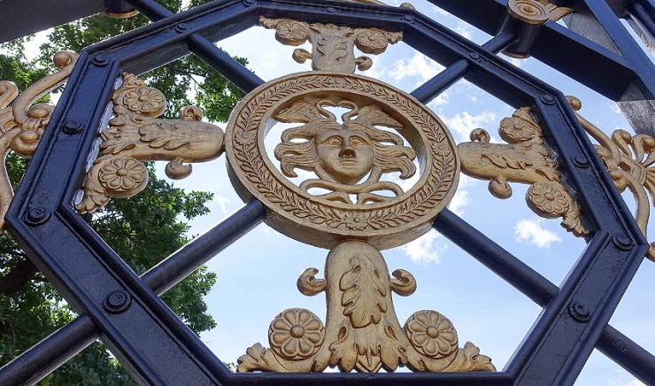 Архитектурный элемент ворот Александровского сада