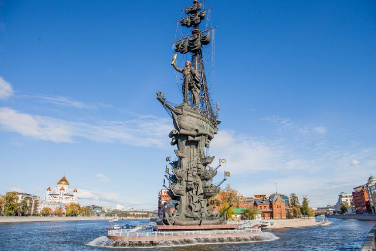 Памятник Петру Великому у западного слияния Москвы-реки и Водоотводного канала 