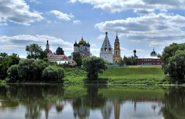 Церкви Коломенского кремля со стороны Москвы-реки