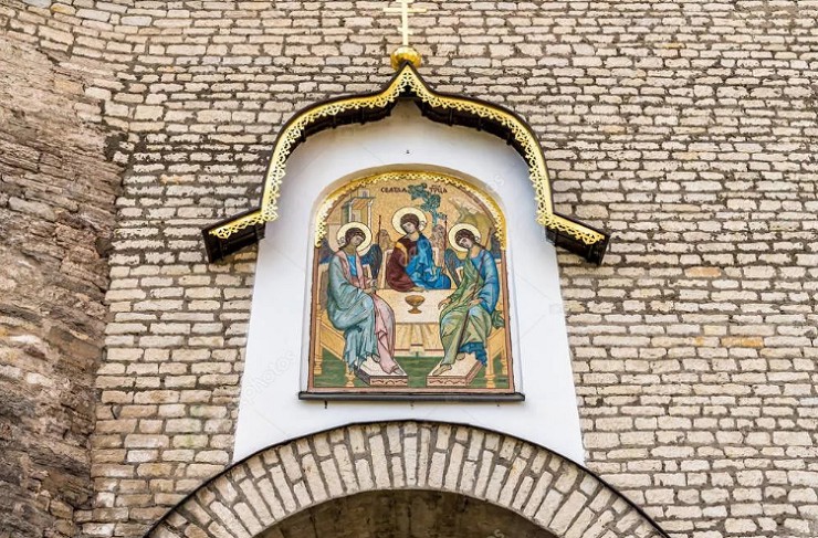 Икона Троицы над воротами