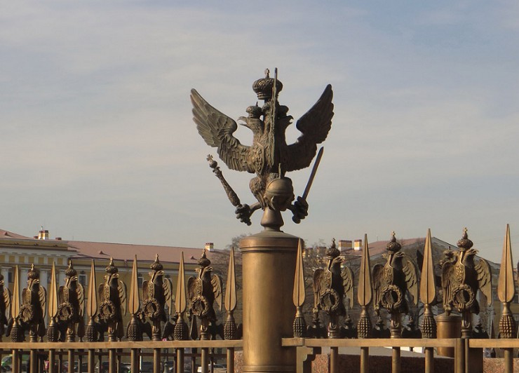 Двуглавый орел — архитектурный элемент Александровской колонны