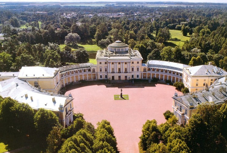 Павловский дворец, вид со двора