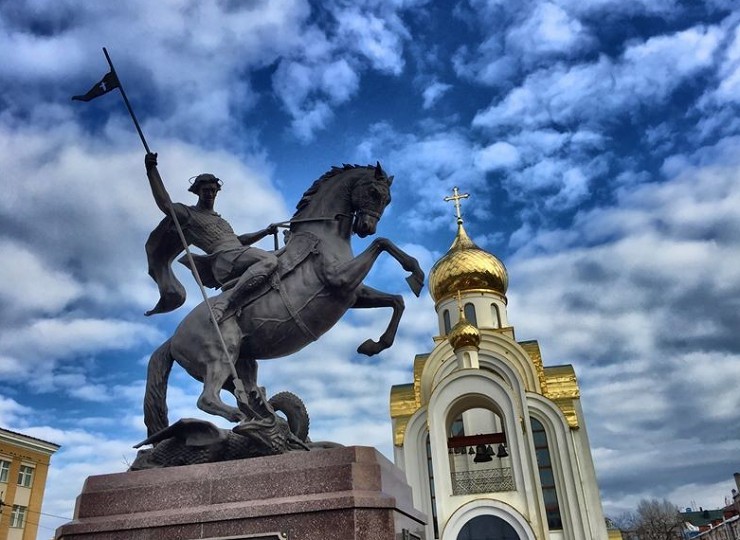Памятник и храм в честь Георгия Победоносца на площади Победы